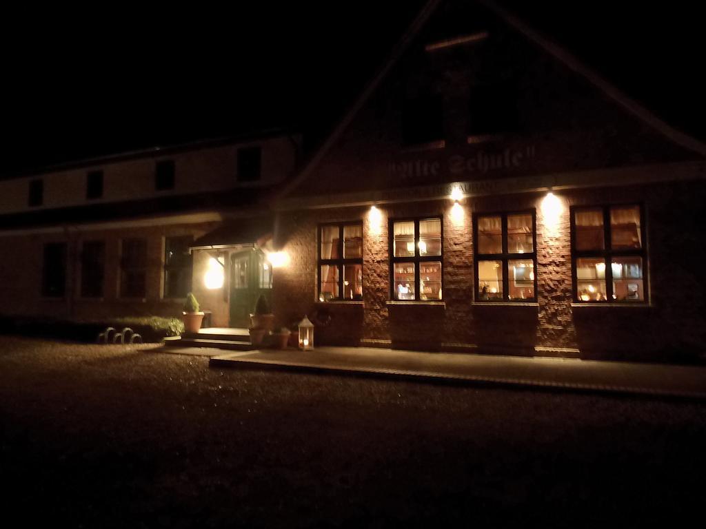 Pension & Restaurant "Alte Schule" Kluis Exterior photo