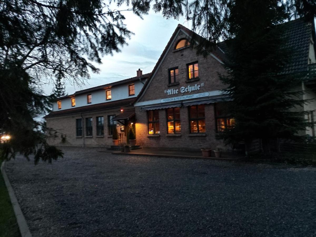 Pension & Restaurant "Alte Schule" Kluis Exterior photo