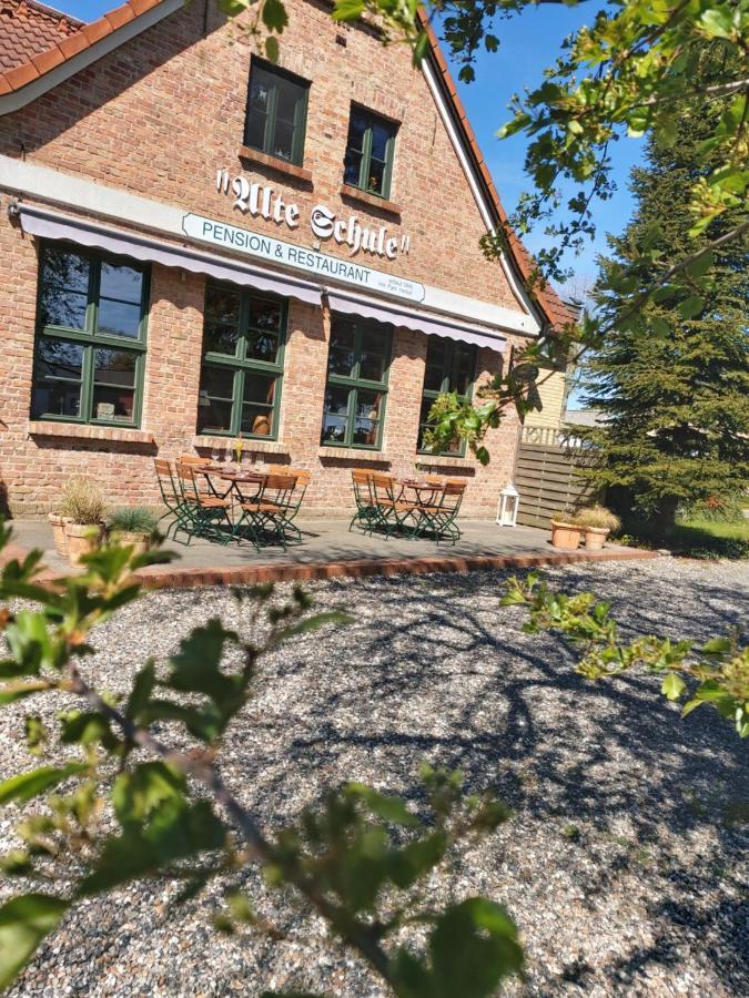 Pension & Restaurant "Alte Schule" Kluis Exterior photo