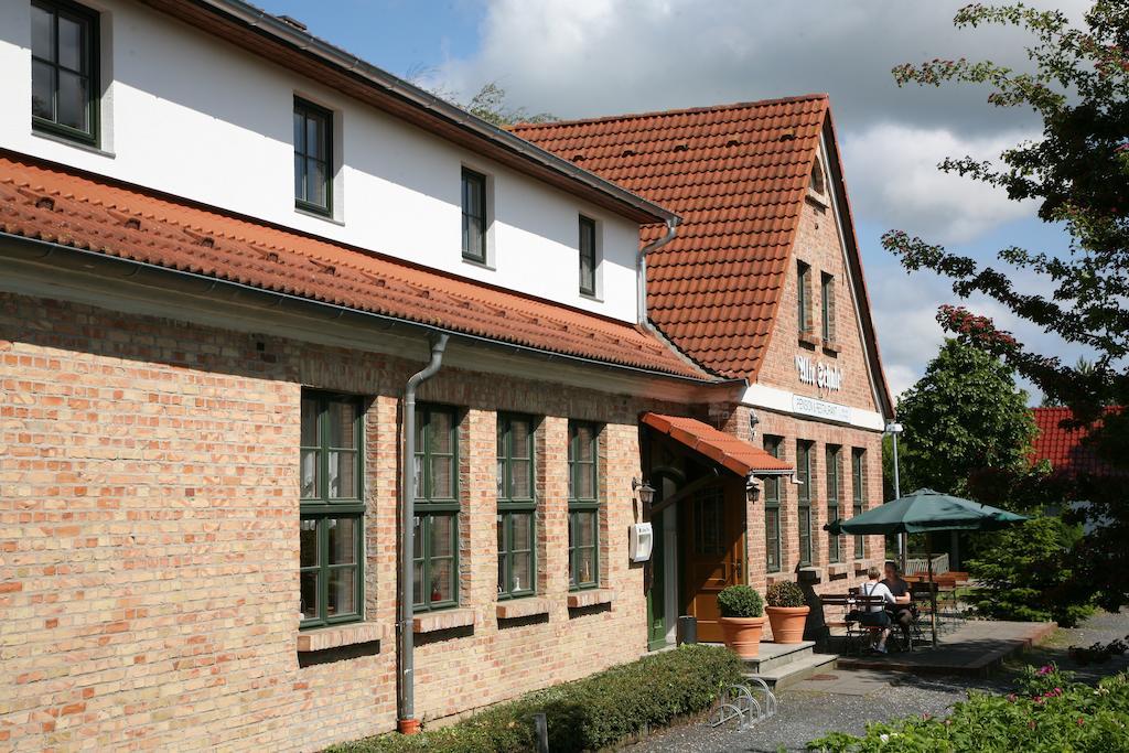 Pension & Restaurant "Alte Schule" Kluis Exterior photo