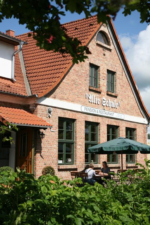Pension & Restaurant "Alte Schule" Kluis Exterior photo